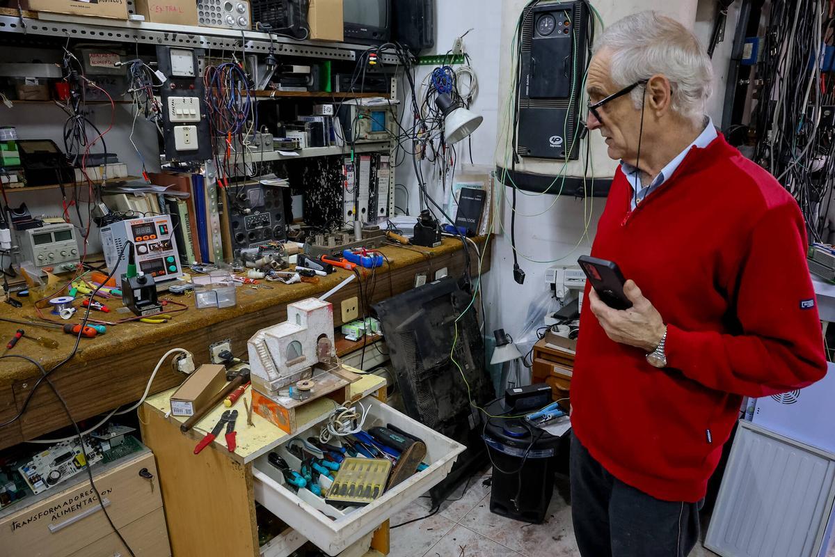 Enrique Domínguez, en la trastienda de su antiguo taller.