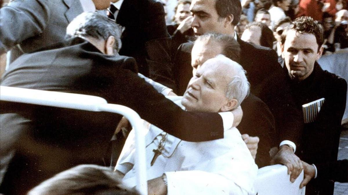 Momento en el que el Papa Juan Pablo II es atendido tras el atentado en la plaza de San Pedro del Vaticano el 13 de mayo de 1981.