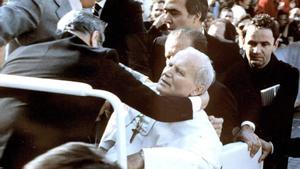 Momento en el que el Papa Juan Pablo II es atendido tras el atentado en la plaza de San Pedro del Vaticano el 13 de mayo de 1981.