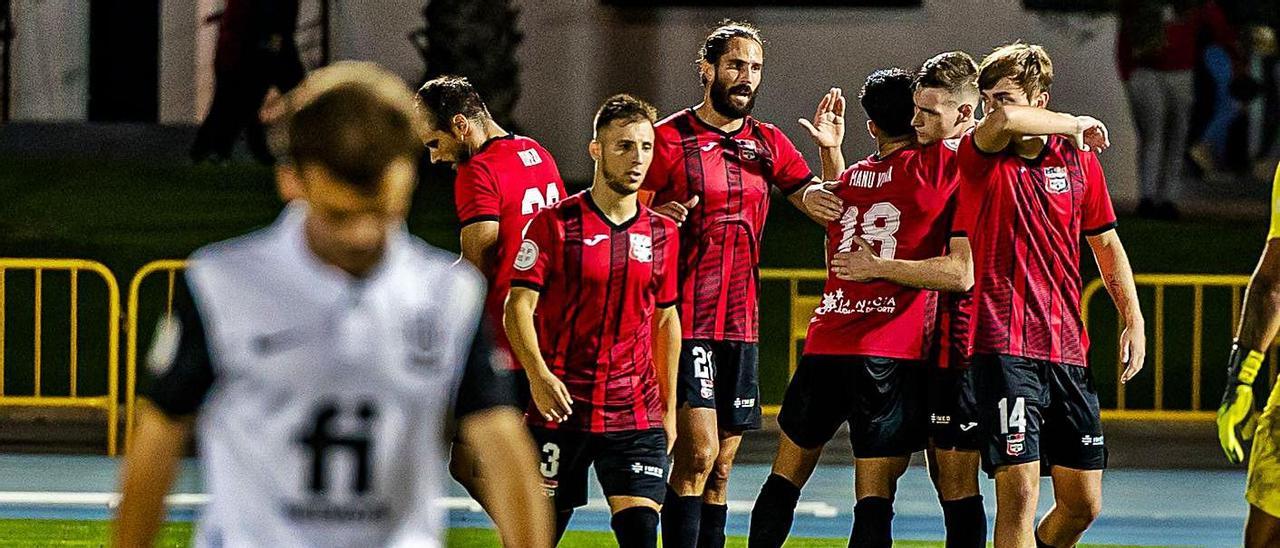 Los jugadores de La Nucía se abrazan tras conseguir, frente al Eldense, su quinto triunfo seguido. | DAVID REVENGA