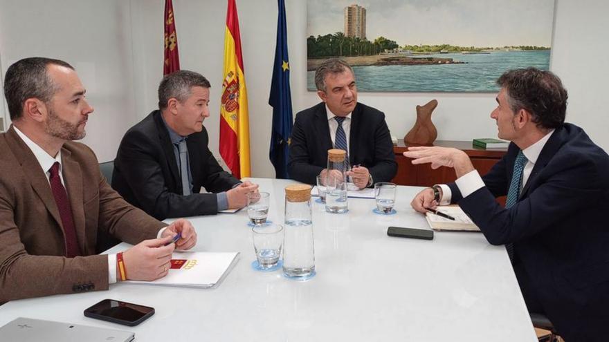 Juan María Vázquez (centro) durante su reunión Pablo Martín (derecha). | CARM