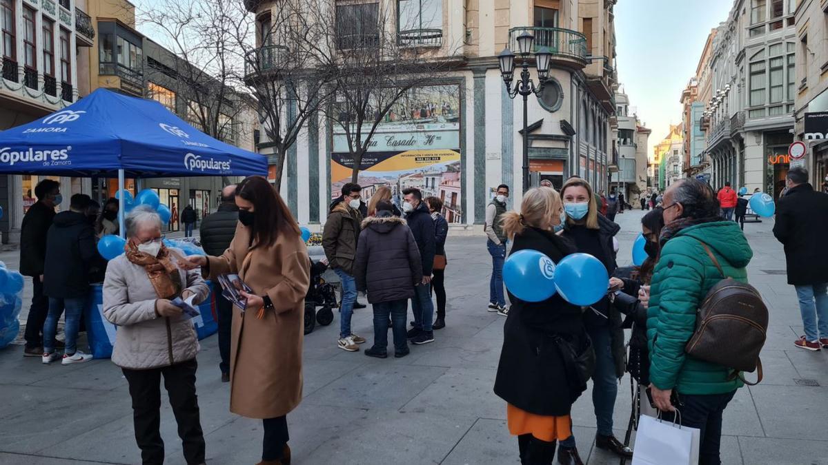 Los candidatos del PP explican su programa a los ciudadanos en el plaza de Sagasta.