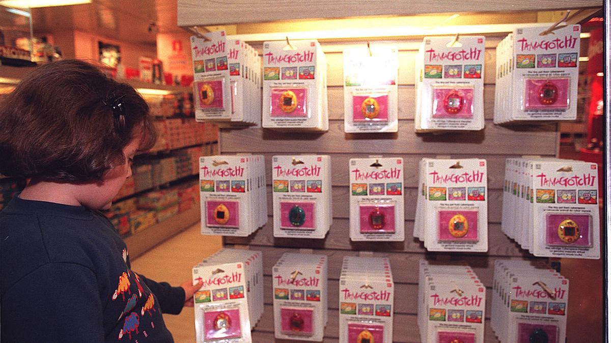 Una niña descubriendo el nuevo juguete Tamagotchi, la nueva mascota virtual (06/06/97, Madrid).