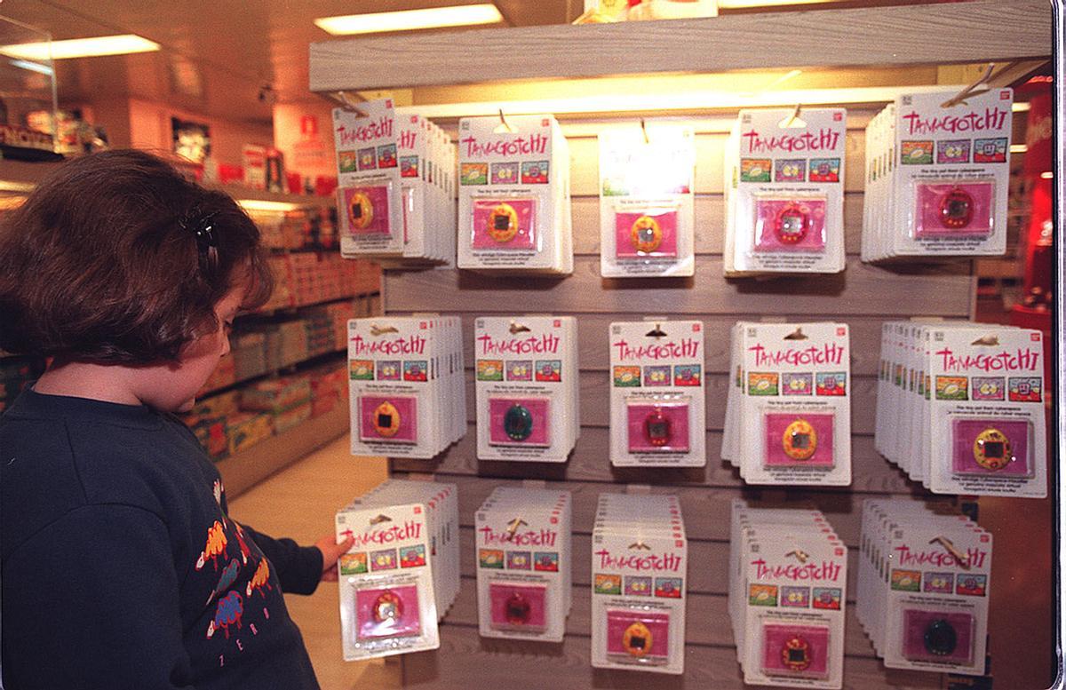 Una niña descubriendo el nuevo juguete Tamagotchi, la nueva mascota virtual (06/06/97, Madrid).