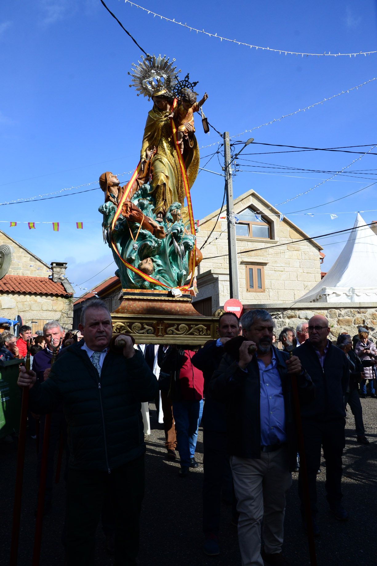 Las procesiones por el San Martiño de Moaña y Bueu aprovechan la tregua de la lluvia