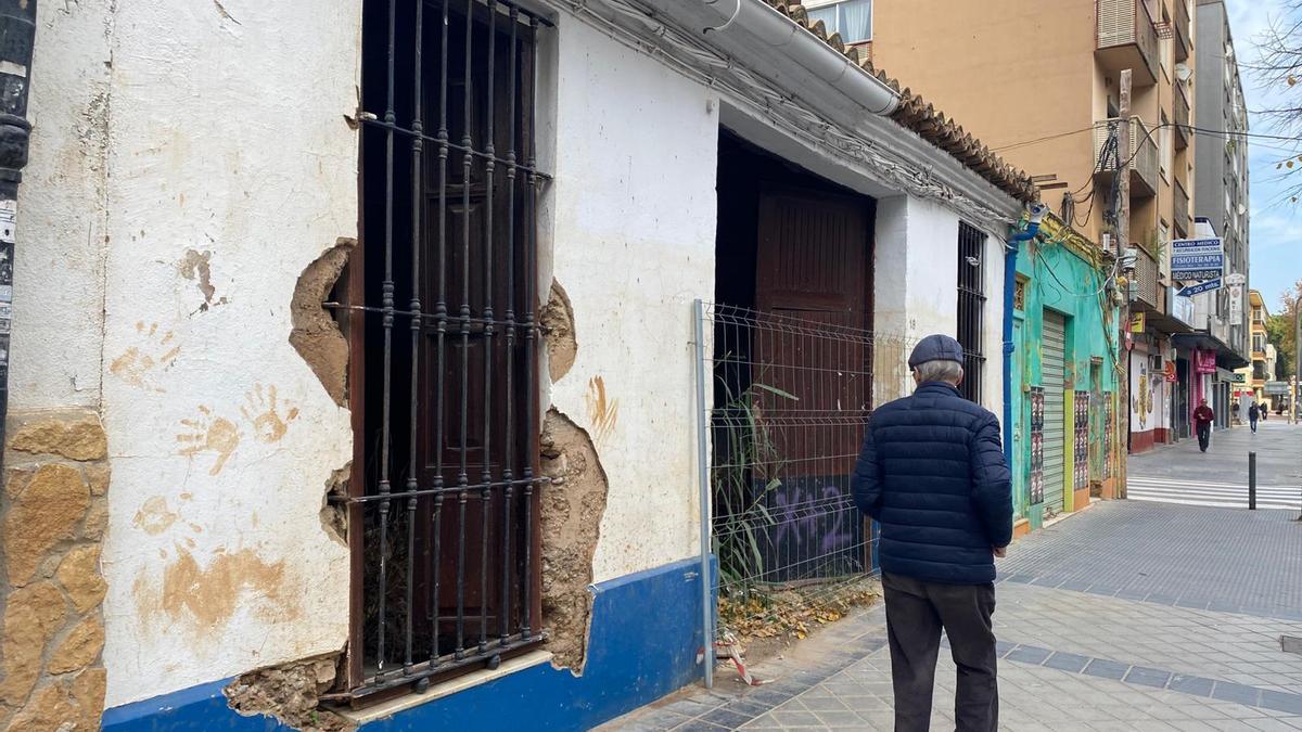 Plantas y acumulación de escombros en una casa abandonada en Massanassa
