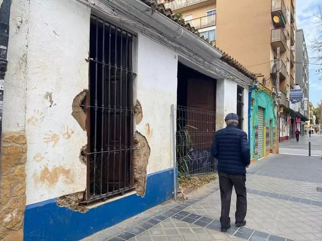 Plantas y acumulación de escombros en una casa abandonada en Massanassa
