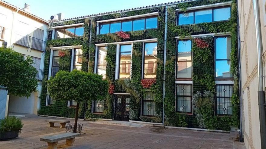 Archidona cubre la fachada de la biblioteca con un jardín vertical