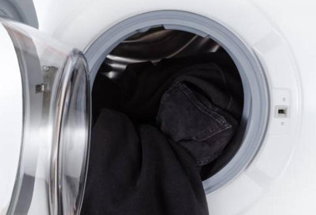 Lavar la ropa del revés: la opción para no perder el color negro