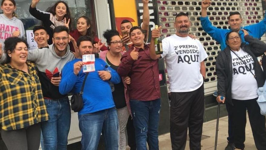 Los agraciados celebran el premio obtenido en el Sorteo del Niño.