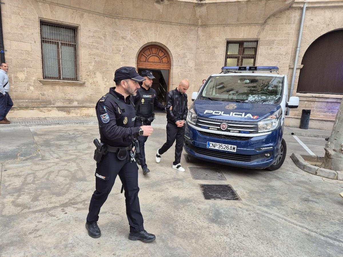 Agentes de la Policía Nacional conducen, ayer, a George Teianu a prisión tras ser ser condenado por quebrantamiento de medida cautelar.