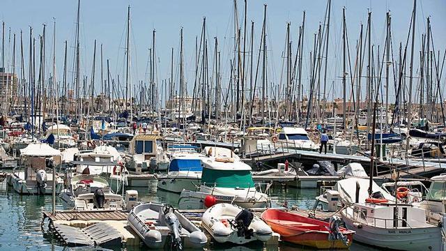 Embarcaciones amarradas en el puerto de Alicante.