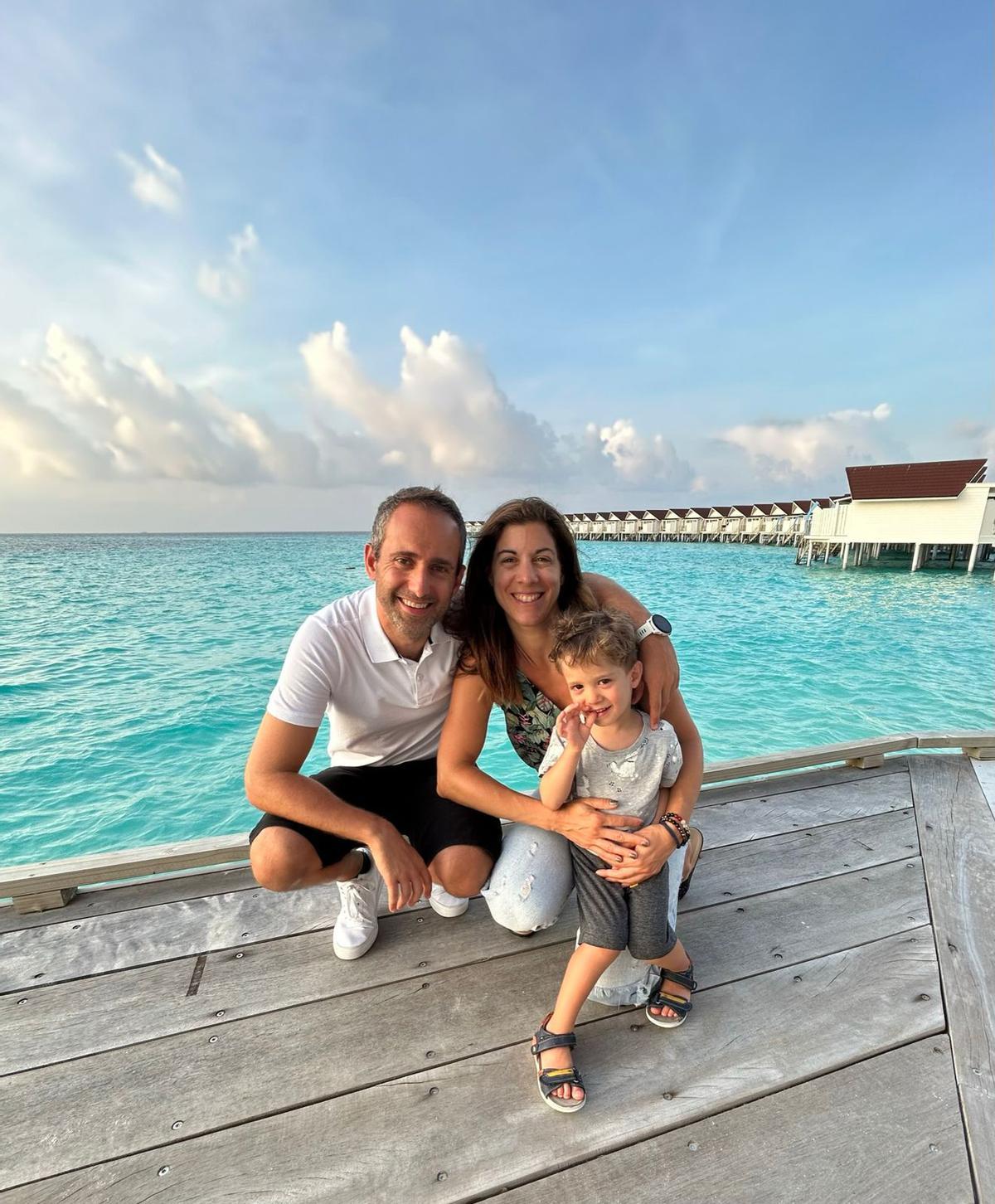 Manel Martínez amb la seva dona Natalia Kohon i el seu fill Gael.