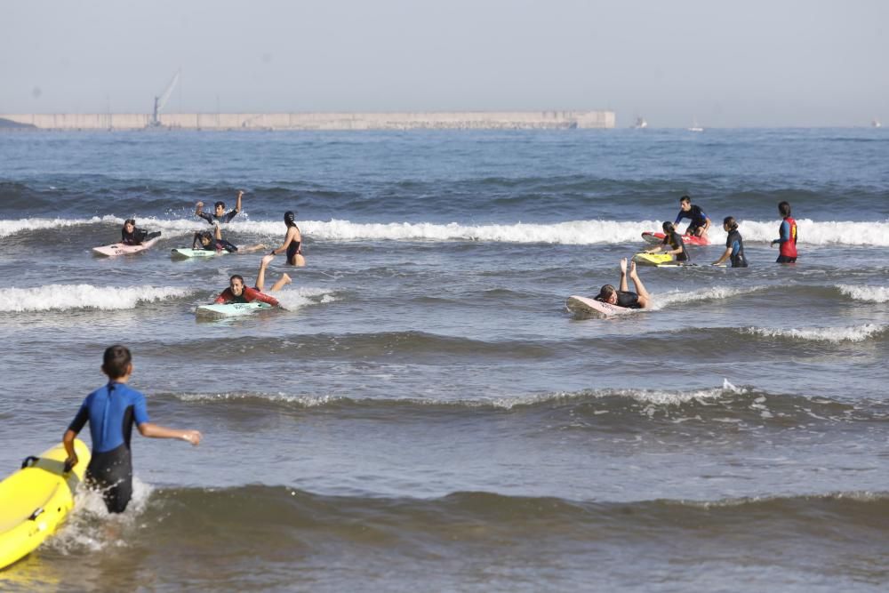 Jóvenes de salvamento en la playa