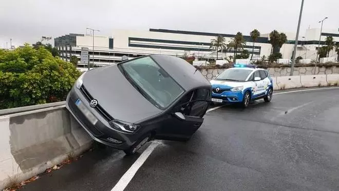 La llovizna provoca un vuelco y dos siniestros por el pavimento mojado