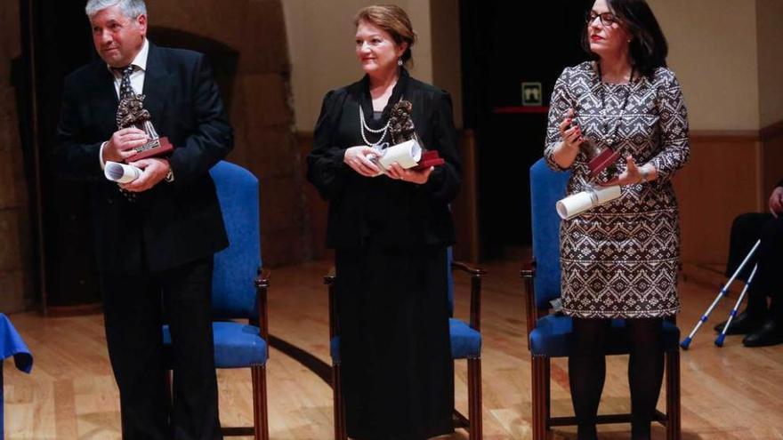 Eugenio Suárez Roces, presidente del Coro Asturiano Gijón-La Calzada; Carmen Requena, presidenta de la Agrupación Polifónica &quot;Centro Asturiano&quot; de Avilés, y la directora de LA NUEVA ESPAÑA, Ángeles Rivero, con las distinciones.