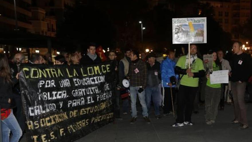 Medio millar de personas defensoras de la enseñanza pública, concentradas en la Plaza de la Montañeta contra la ley Wert.