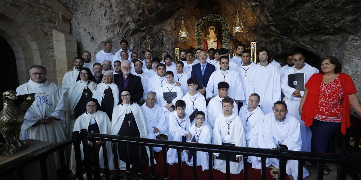 Foto de familia, ayer, tras la última canción de la Escolanía ante la Santina, en la Cueva. En la imagen aparecen, junto a Adolfo Mariño, abad de Covadonga, Jorge de la Vega, Alejandro de la Vega, Miguel de la Vega, Fernando Álvarez, Patricia García, Gabriel Llamigu, Bryan Cordero, Álvaro Cruz, Dylan del Corro, Emmanuel Acosta, Joel López, José Luis Vélez, Abraham Vecino, Samuel Vecino, Álvaro Vecino, Juan Pablo García, Edwin Noesi, Leonardo Moya, Noah Santos, Eduardo Fabián, Iker Luarna, Roberto Norniella, Fernando Fuego, Miguel Villarino, Iván Moro, Juan Concha, Rubén Bastián, Martín Bastián, José Antonio Morán, Juan Carlos Laria, Juan María Martínez, Ángel Gallego, Alejandro Martínez, José Manuel Fonseca, Alejandro Bengoa, Mateo Fanjul, Gabriel Pedrayes, Ramón Villoria, Juan José Labrador, Alfonso Remis, Mabel Sariego y las monjas Fabiola, Thaiane, Romilda, Aretuz y Francieli. No pudo estar Yolanda Rodríguez, integrante del equipo de la Escolanía. | Luisma Murias