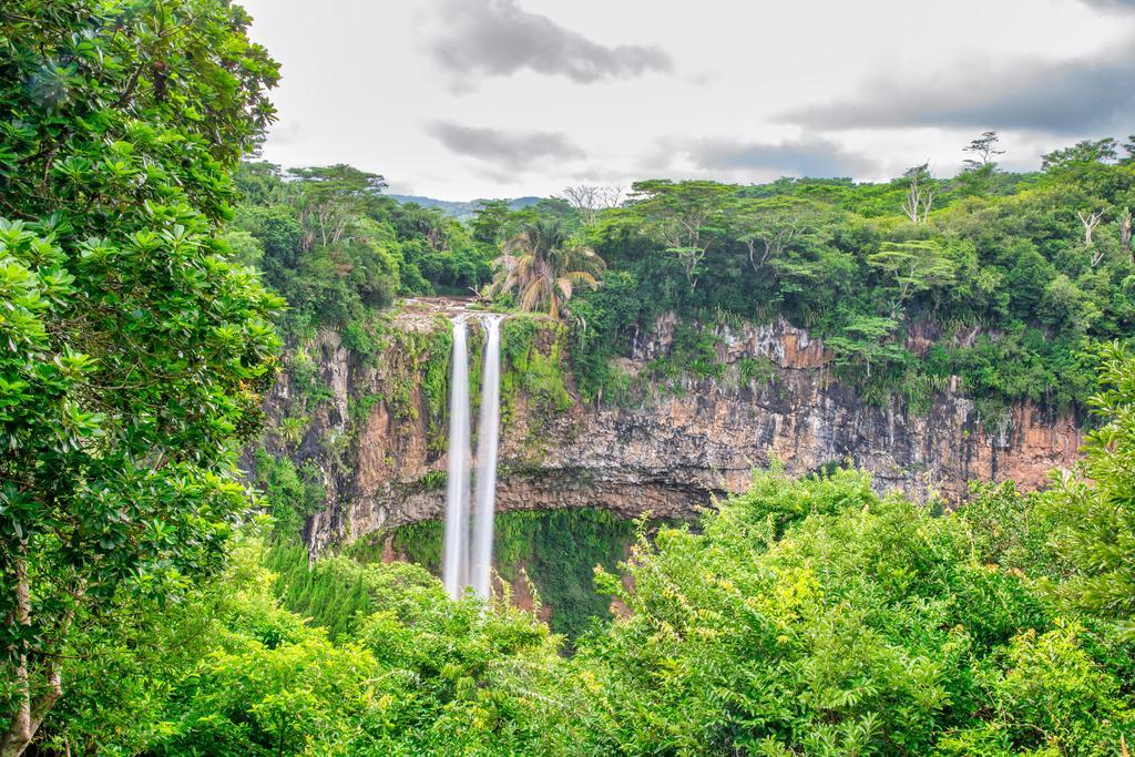 Cascada Chamarel en la selva tropical de Mauricio