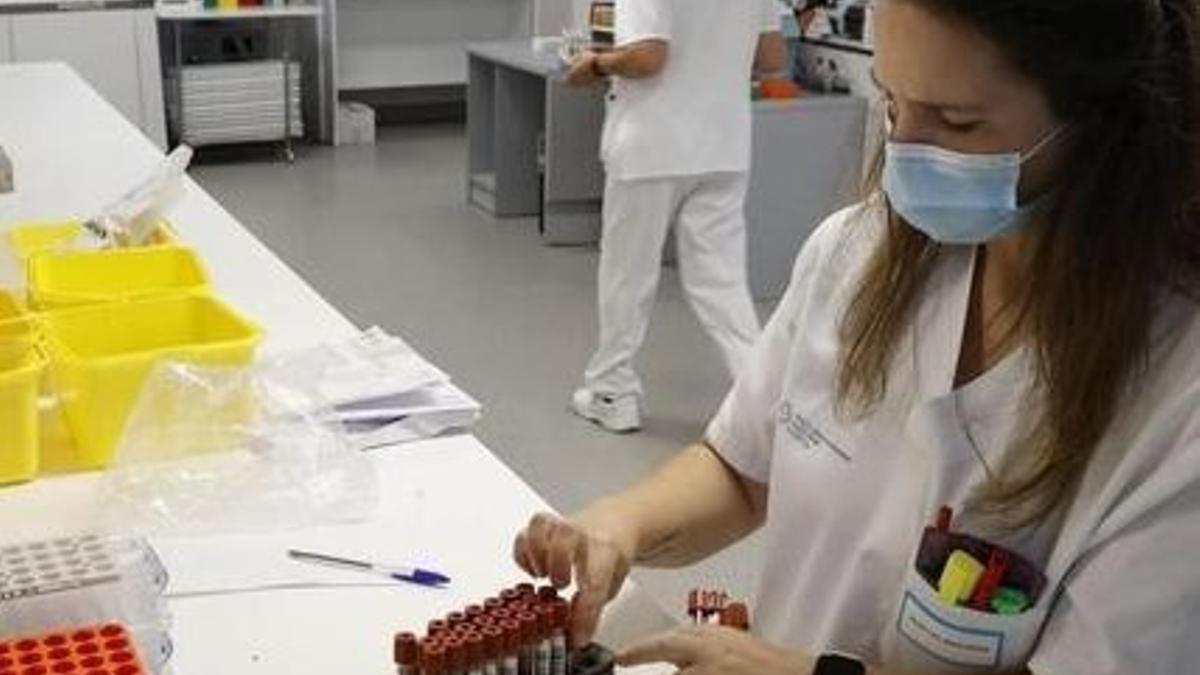 Una investigadora trabaja en un laboratorio de un hospital gallego.