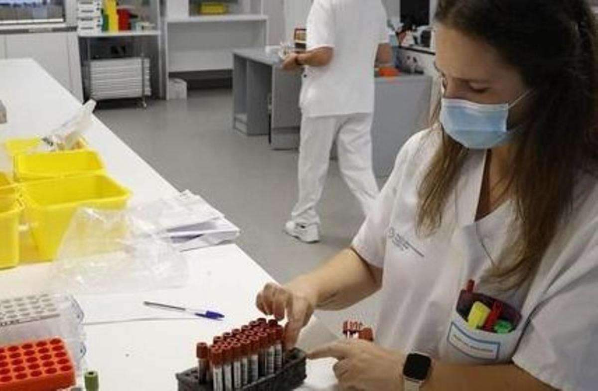 Una investigadora trabaja en un laboratorio de un hospital gallego.