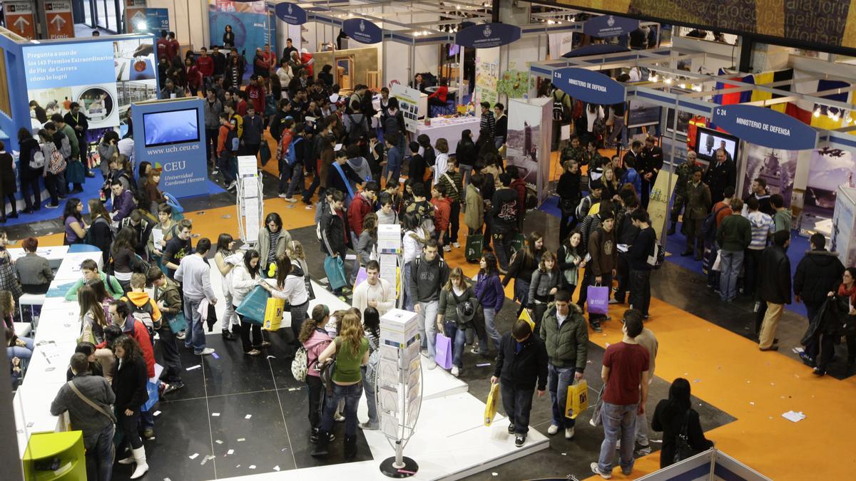 Jóvenes en una feria de empleo en València