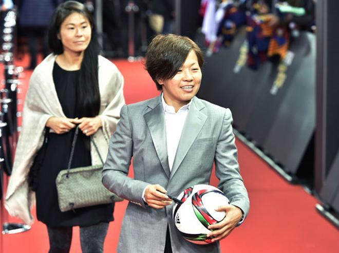 Aya Miyama, centrocampista japonesa, firmo autógrafos en la alfombra roja