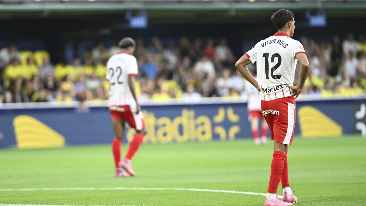 Solís y Vitor Reis, los jugadores del Girona, abatidos tras recibir uno de los cuatro goles del Villarreal en la primera mitad. Solís y Vitor Reis, los jugadores del Girona, abatidos tras recibir uno de los cuatro goles del Villarreal en la primera mitad.