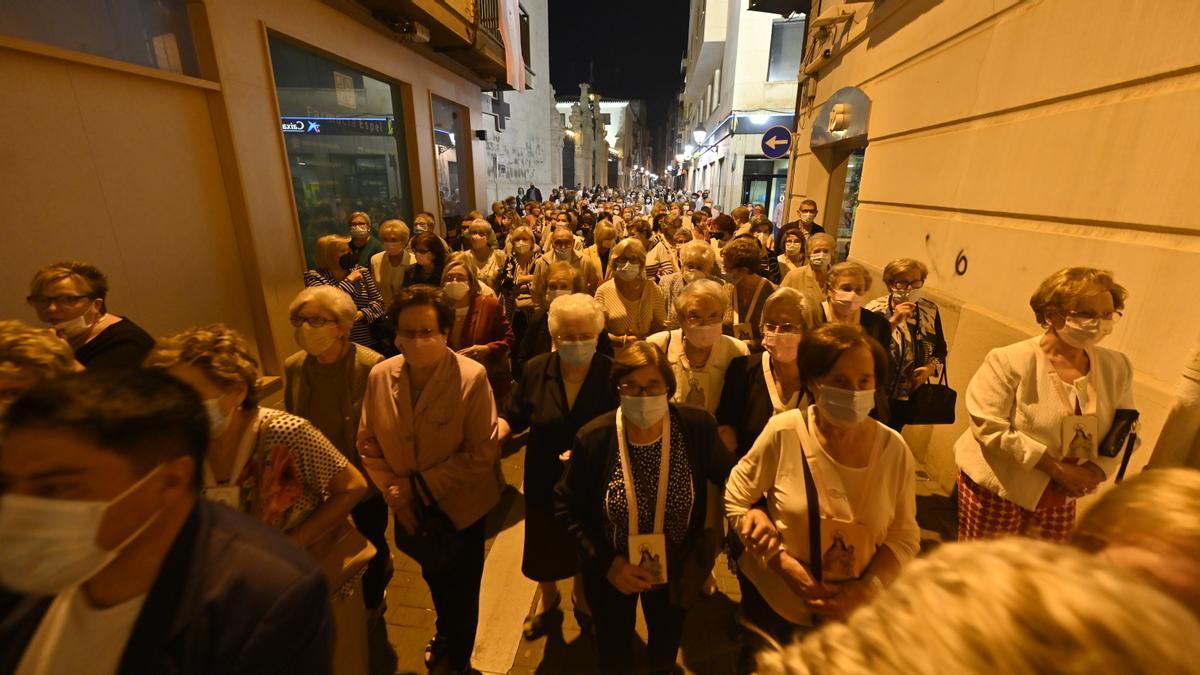 Decenas de asociadas no quisieron perderse este lunes el regreso de la Virgen a la sede social de las rosarieras.