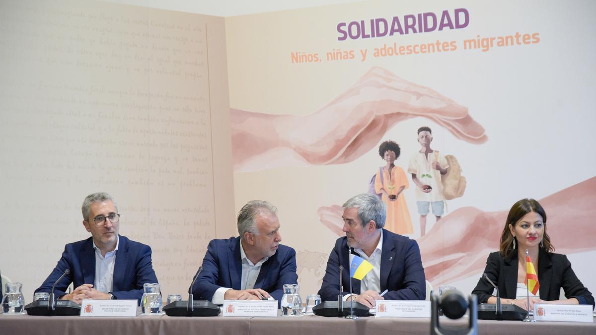 El ministro de Política y Memoria Democrática, Ángel Víctor Torres; el presidente de Canarias, Fernando Clavijo y la ministra de Juventud e Infancia, Sira Rego, durante la Conferencia Sectorial de Infancia y Adolescencia.