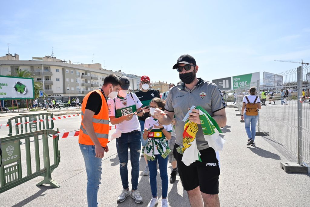 La afición recibe al Elche en su llegada al Martínez Valero