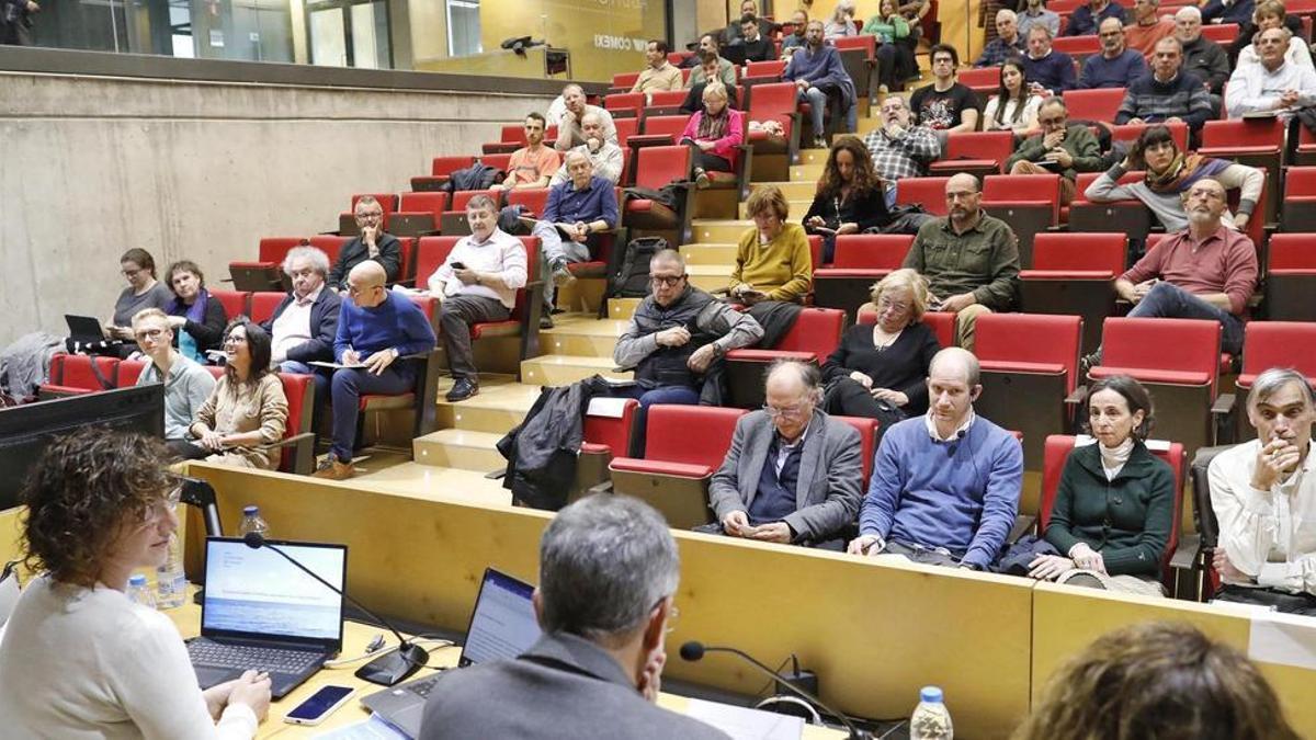 Pla general dels assistents a la jornada celebrada ahir a l’auditori Manel Xifra Boada.