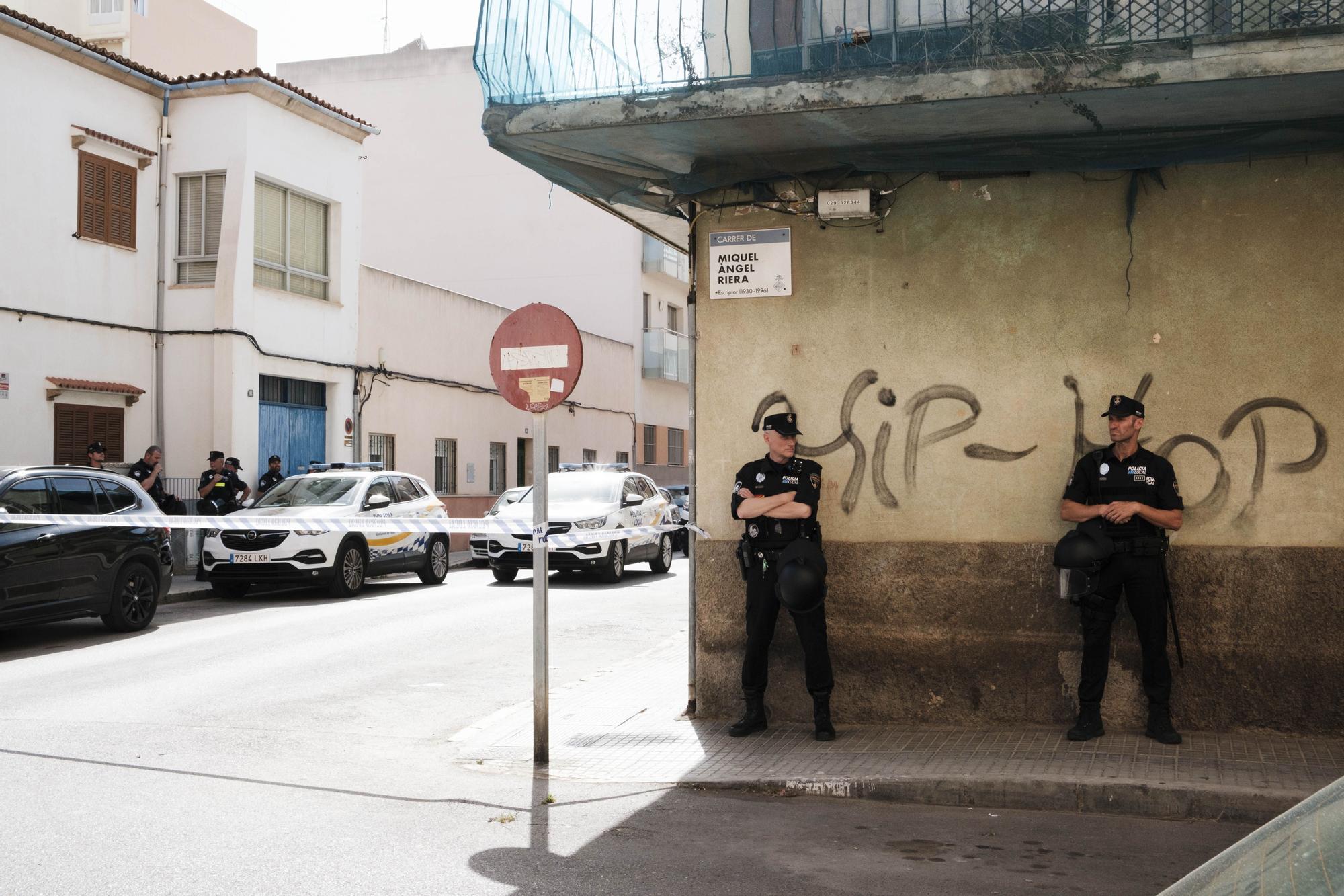 Desahucio de varias familias con niños que vivían en un edificio okupado en Palma