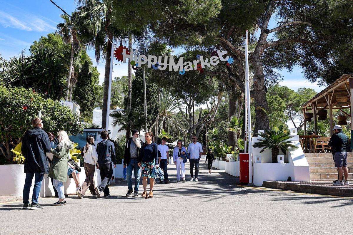 Todas las imágenes del primer día de la temporada del Hippy Market Punta Arabí en Ibiza