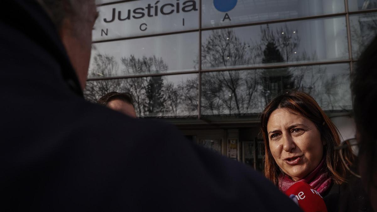 La consellera Rosa Pérez Garijo, ayer antes de declarar como testigo en el juicio de los zombis del caso Taula, en la Audiencia de València.