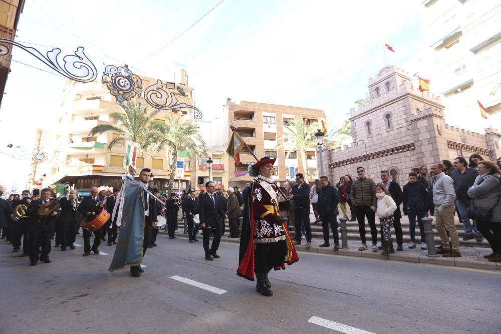 El desfile de La Entrada da la bienvenida a los Moros y Cristianos de Sax