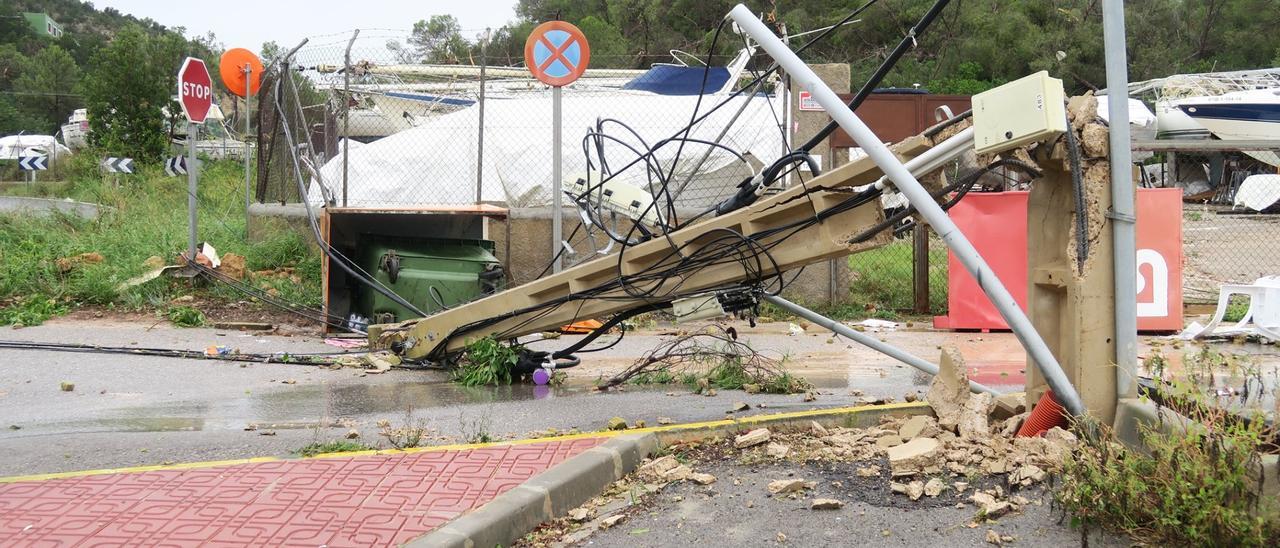 Un poste de distribución eléctrica tumbado por el temporal. Ayuntamiento de Sant Antoni.