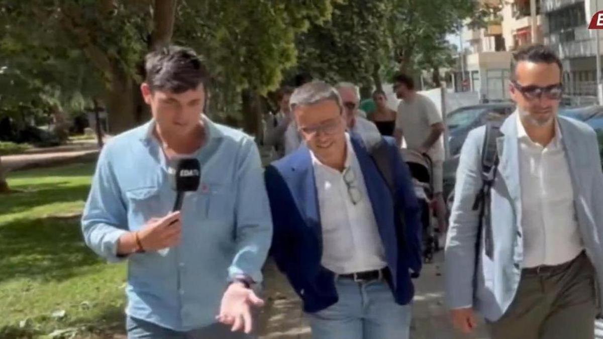 Vito Quiles asalta a Miguel Ángel Gallardo y otros acusados por el caso David Sánchez en Badajoz.