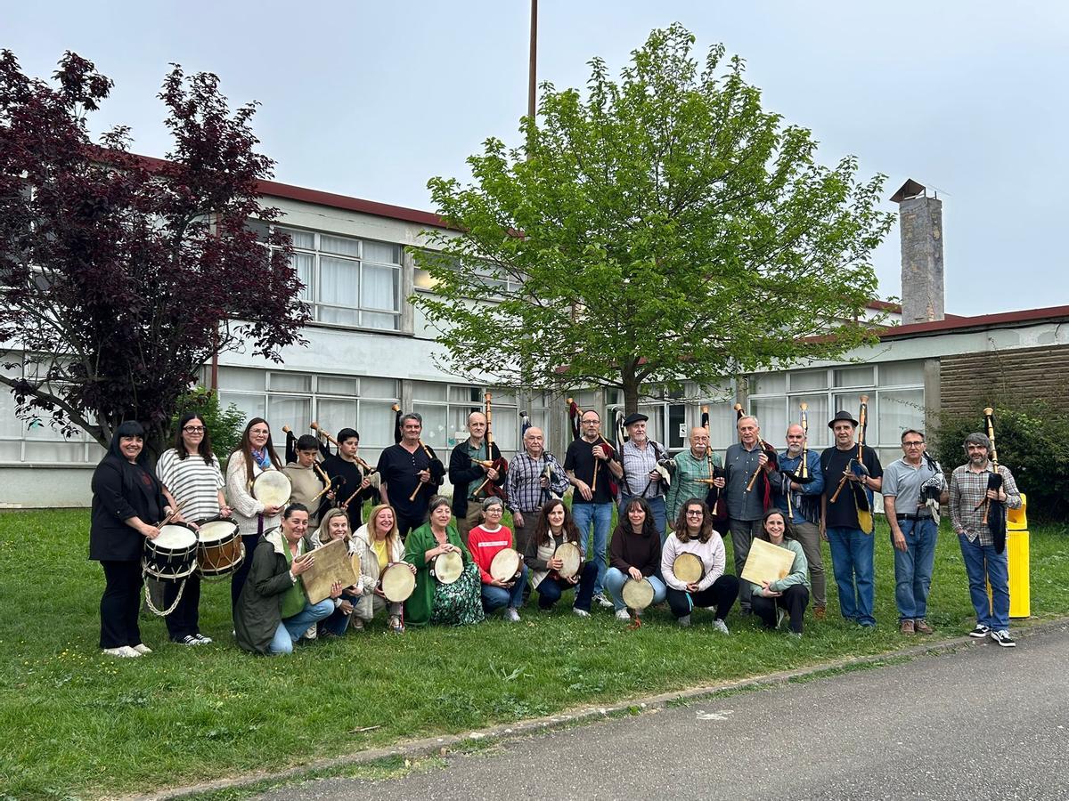 Integrantes de la Escuela de Música de Campiello, frente al colegio Maestro Jose Luis Garcia Rodriguez.