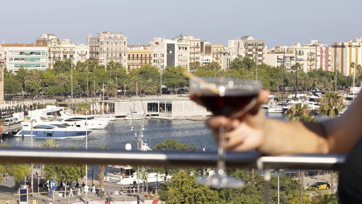 Cócteles del Boadas y platos de Suculent en el 'rooftop' del hotel Duquesa Suites.