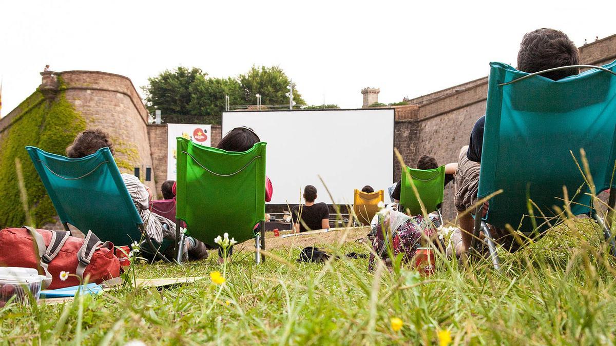 Un básico veraniego: ‘Cinema a la fresca’. Películas, música en directo y pícnic en Montjuïc. 