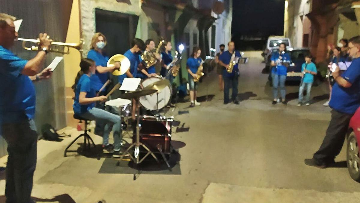 Una de las paradas de la agrupación musical en su recorrido por las calles de la localidad. | SERVICIO ESPECIAL