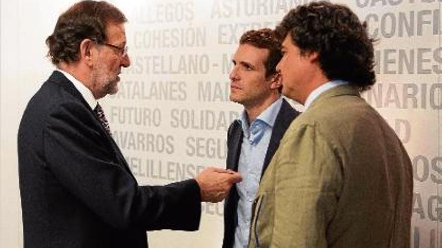 Mariano Rajoy parla amb Casado i Moragas, dos dels que seran els seus més propers col·laboradors.