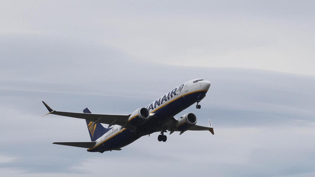 Despegue de un avión de la aerolínea Ryanair desde el aeropuerto de Peinador durante el mes de marzo