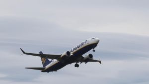 Despegue de un avión de la aerolínea Ryanair desde el aeropuerto de Peinador durante el mes de marzo
