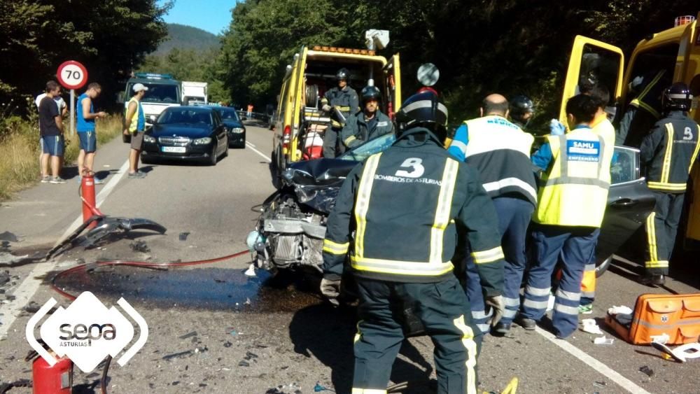 Espectacular accidente en Cangas de Onís