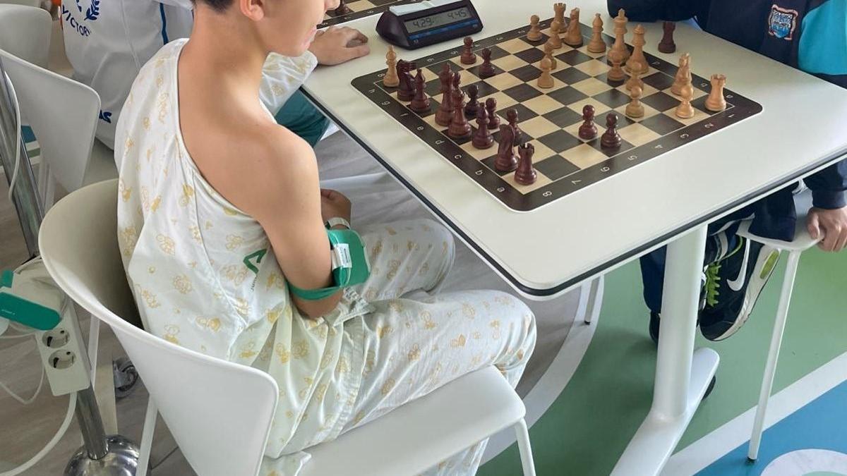 Materno Infantil y Ayuntamiento impulsan el VII Torneo de Ajedrez para pacientes pediátricos.