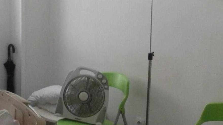 Los ventiladores que reinaban en las habitaciones el pasado mes de julio aún se pueden ver en el centro hospitalario en pleno octubre.