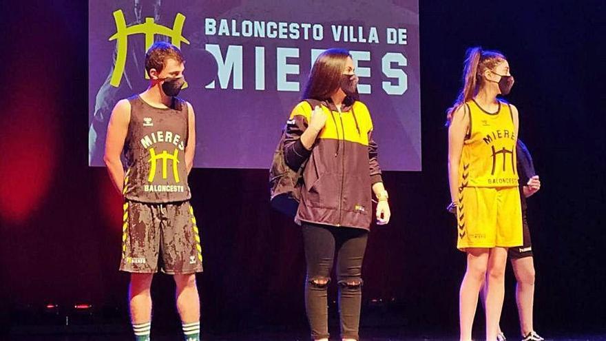 Las nuevas equipaciones del Club Baloncesto Villa de Mieres.