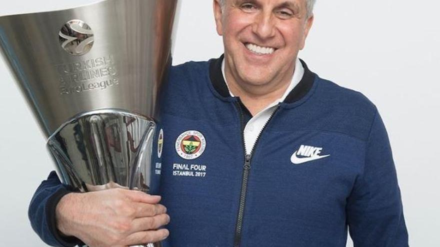 Zeljko Obradovic, con una de las nueve Euroligas que ha ganado.